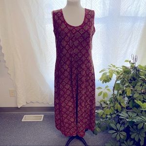 Casual lightweight 90s maxi dress with a bold burgundy and tan pattern.